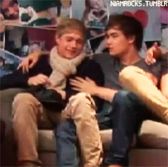 Niall se tulí k Liamovi:D !!