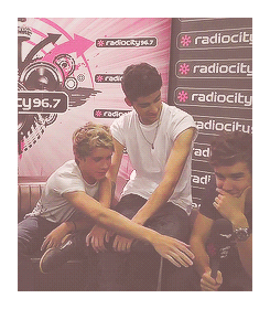 Niall: Vole, dej mi to!:D