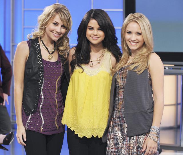 Chelsea Staub, Selena a Emily Osment:-**